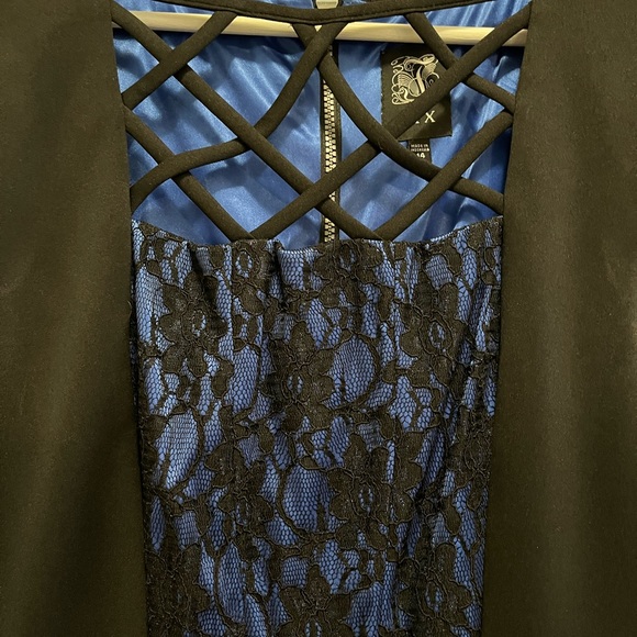 Jax Lace Formal Dress - Picture 3 of 4